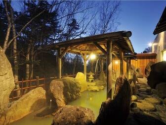 森の雫 RIN／【癒し処 湯の華・露天風呂】野趣あふれる岩石露天をゆっくり満喫