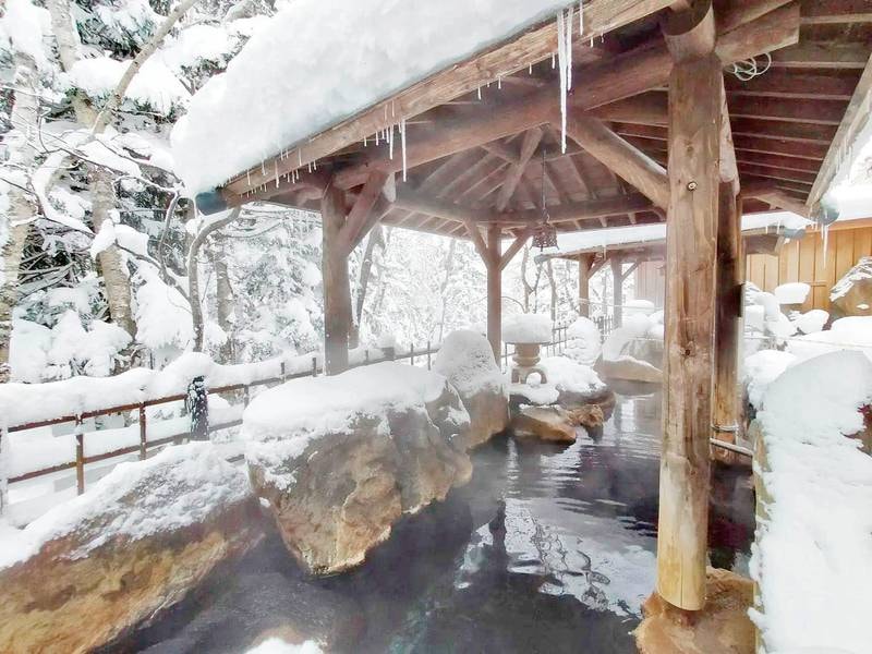 冬季の露天風呂は雪を眺めながら温泉を満喫（天候により、閉鎖している場合もございます）