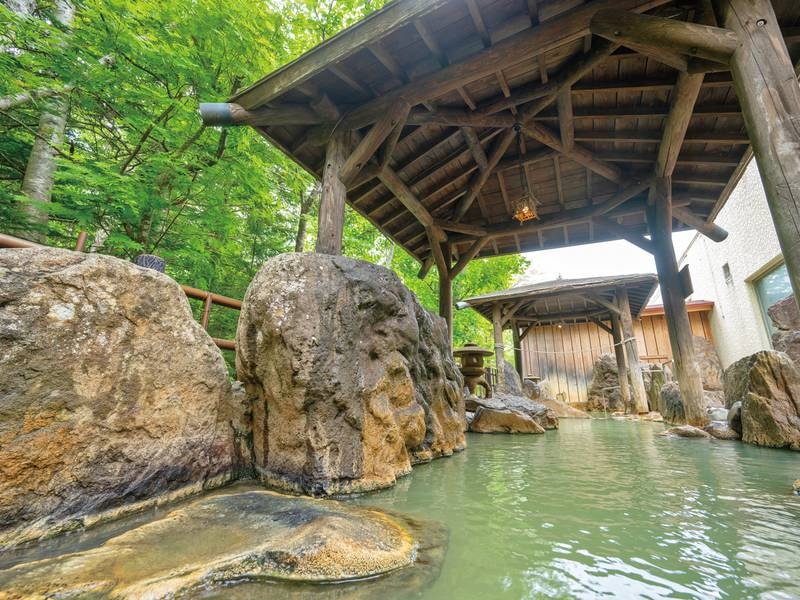 【癒し処 湯の華・露天風呂 】別名「杖忘れの湯」