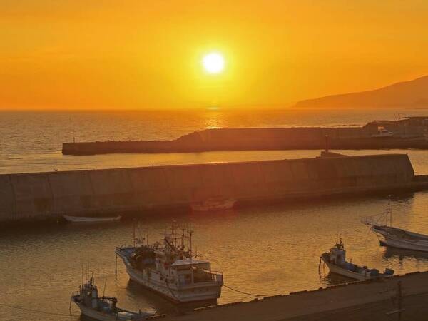 【観光：襟裳の夕陽】眼下に襟裳漁港を望む