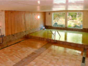 世界自然遺産の宿 しれとこ村(旧 つくだ荘)/【大浴場】源泉100%かけ流しの濁り湯は地元の愛好家も足しげく通う