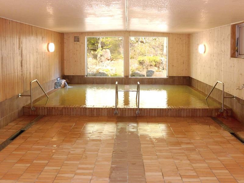 【大浴場】温度の異なる2種の浴槽で温泉が楽しめる