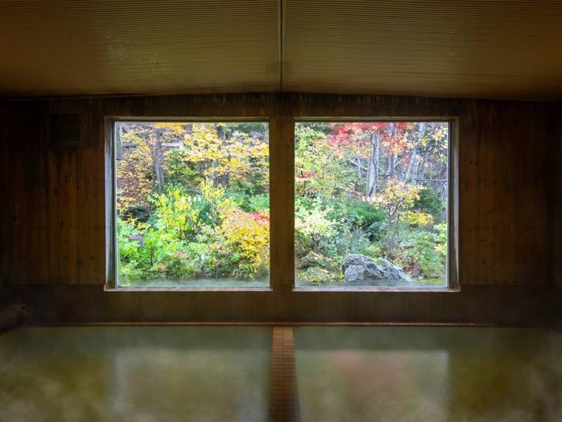 【大浴場】窓から見える四季折々の景色を眺める