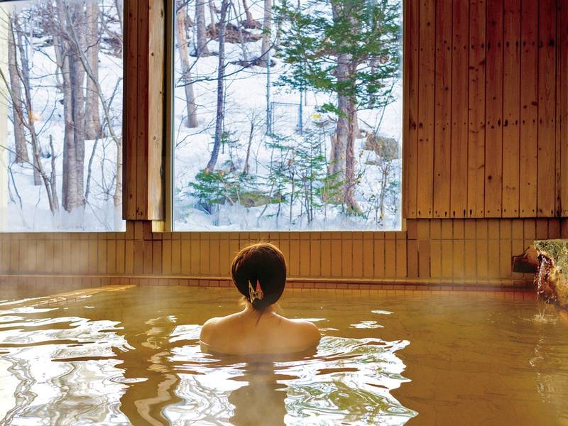 【大浴場】しんしんと降る雪景色を眺めながら、源泉掛け流しの名湯に芯から癒される贅沢