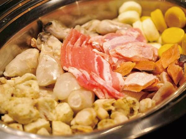 【鍋バイキング/例】夕食には鍋バイキングもご用意。スープと具材を選んでお好みのお鍋をお楽しみください