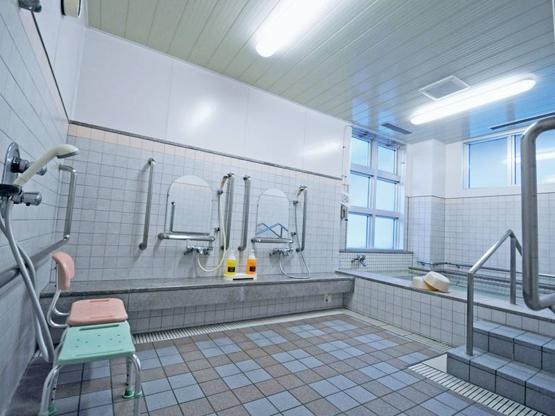 【リハビリ浴室】壁の手すりや段差に配慮したリハビリ浴室も完備
