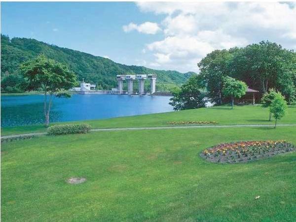 【周辺観光】十勝川の源流部にあるくったり湖。ホテルは湖畔に佇み、湖を望みます♪