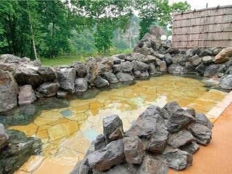 湯宿　くったり温泉レイク・イン／【露天風呂】[夏]四季折々の美しい「くったり湖」を望む開放感溢れる露天風呂