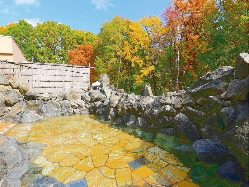 【露天風呂】四季折々の景色とくったり湖の風景を望む自慢の露天風呂