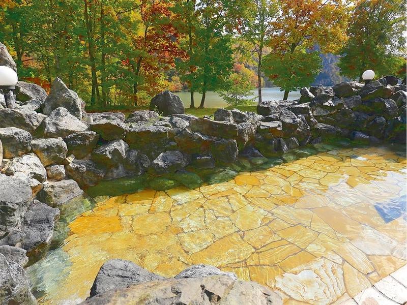 【露天風呂】四季折々の景色とくったり湖の風景を望む自慢の露天風呂