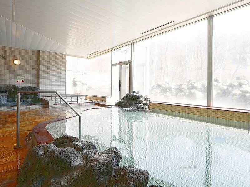 【大浴場】広々とした浴槽で足を伸ばしてゆったり