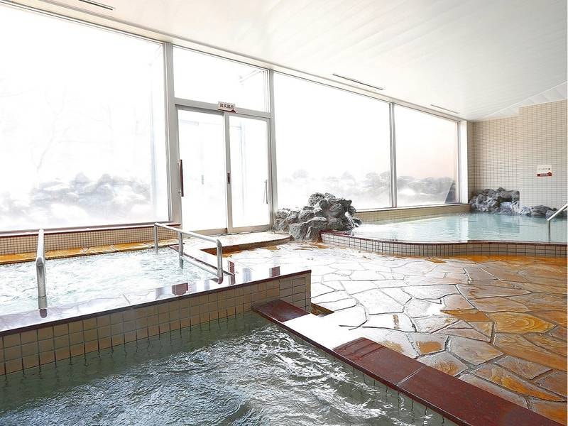 【大浴場】明るく広々とした内湯。優しい湯ざわりのトムラウシ温泉