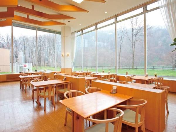【レストラン】朝食・夕食の会場レストラン『コマクサ』大きな窓から見る景色は心が癒されます