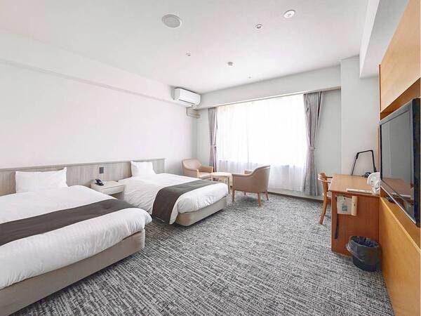 洋室一例/落ち着いた色調でデザインされたツインルーム