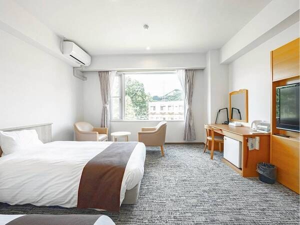 洋室一例/落ち着いた色調でデザインされたツインルーム