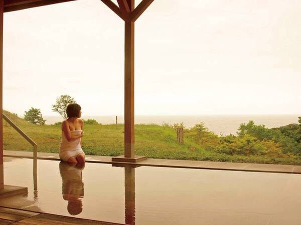 【露天風呂】美しい夕日を眺めながらの入浴もおすすめ