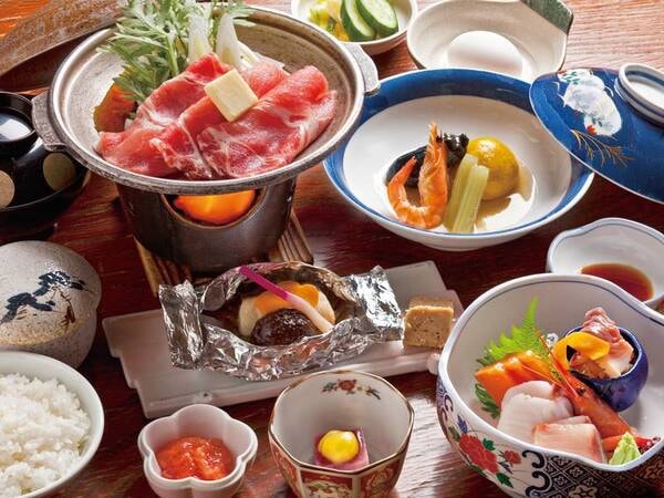 夕食は道産豚すき焼きを中心とした会席料理/例。旬の食材をお得に愉しめる