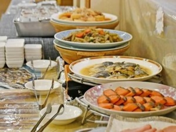 地元の食材を使用したバイキング