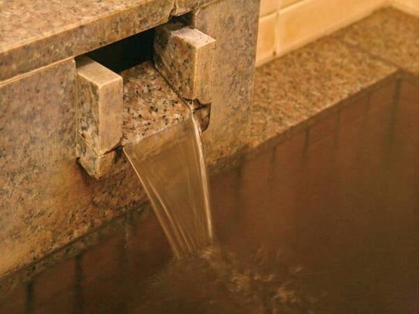 茶褐色の湯はとろとろ!加水加温なし