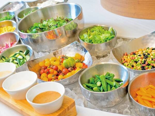 【夕食/例】約12種が並ぶ新鮮なサラダバー