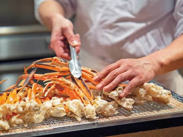 【夕食ビュッフェ/例】人気の焼きズワイガニもご用意!