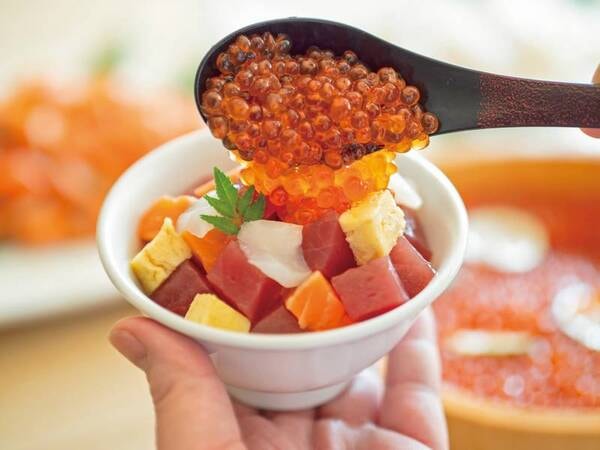 【朝食ビュッフェ/例】北海道ならではの旬の幸で作る勝手丼♪