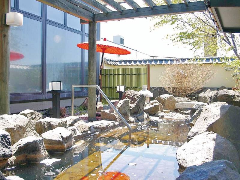 【露天風呂】自慢のモール泉は美肌効果抜群と評判