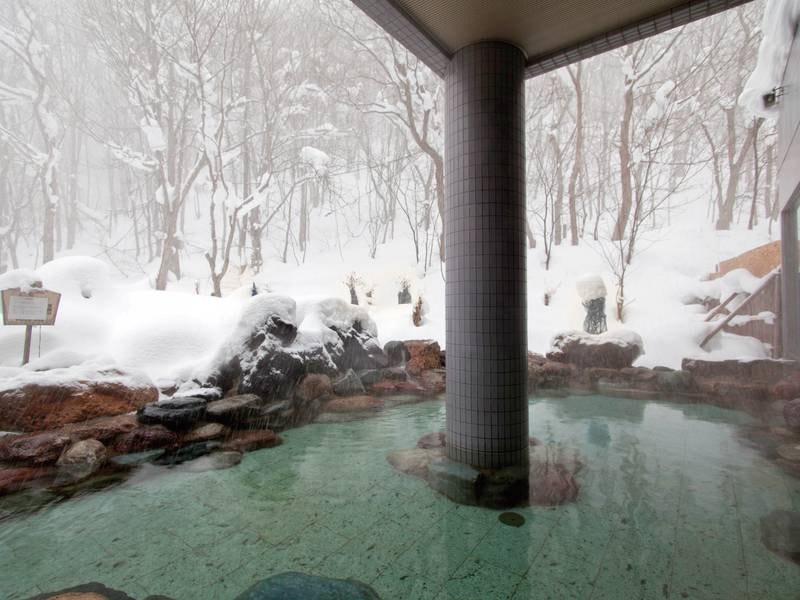 【冬の露天風呂】冬は湯風情ある雪見露天をお楽しみください