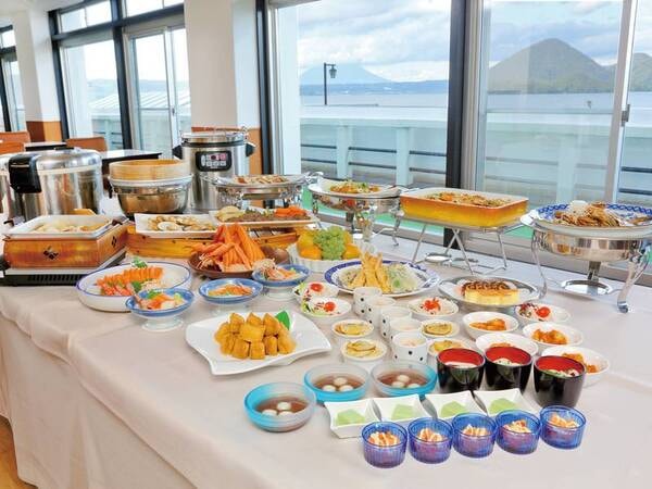 約40種が揃う和洋中バイキング!定番のメニューをはじめ季節の味覚などバラエティ豊か♪/夕食例