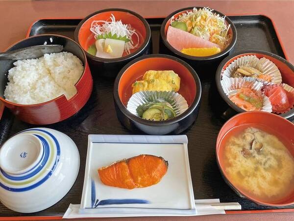 朝食はイカ刺など和食膳をご用意/写真一例)