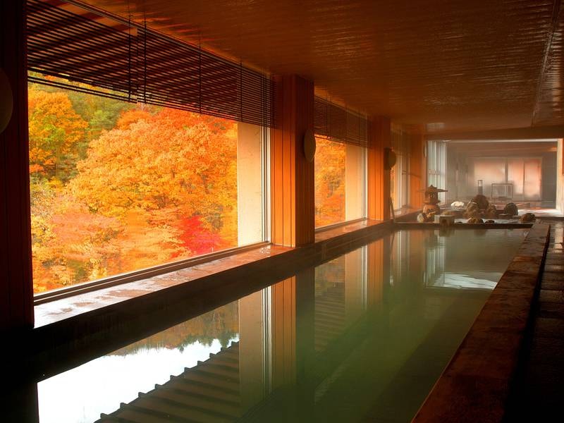 【辛夷館・空中大浴場】秋には美しい紅葉も