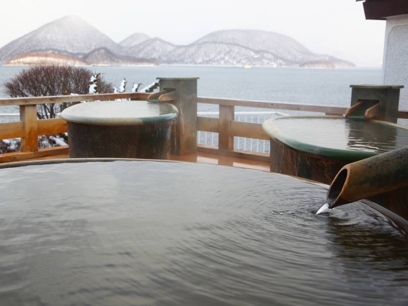 【空中露天風呂/冬】冬は幻想的な雪景色と湖を望む