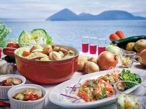 夕食バイキング(例)/湖畔亭を取り巻く畑・海・山・湖をモチーフにしたお料理が並びます