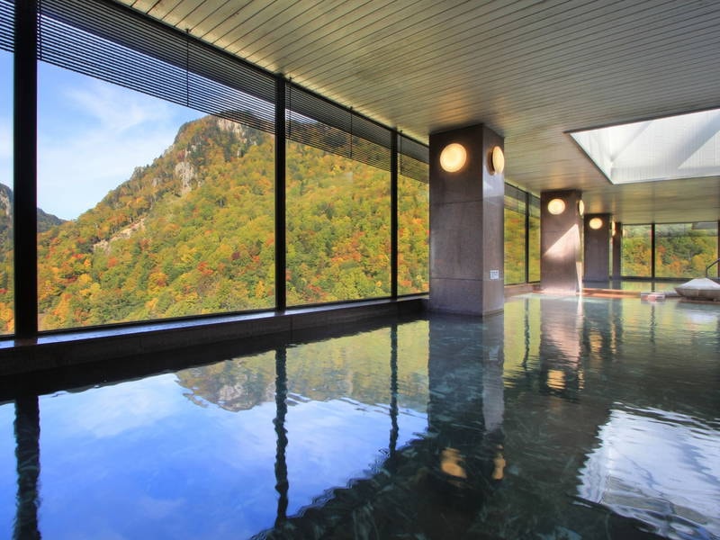 【展望大浴場「黒岳」】秋にはダイナミックな紅葉を一望