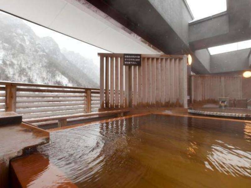 【露天風呂】温かい温泉に浸かり、ひんやりとした外気が気持ちよい