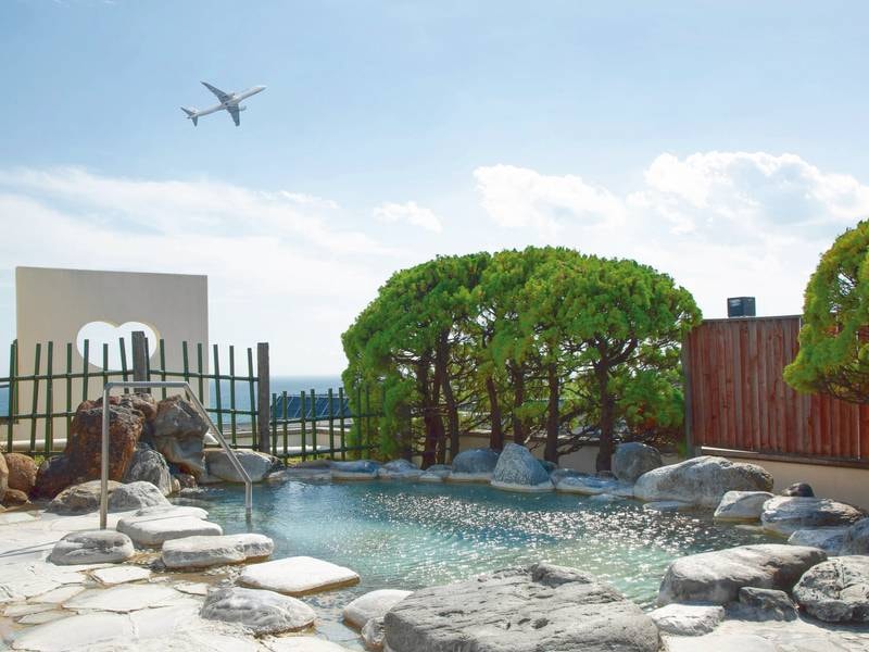 【露天風呂】幻想的な漁火をはじめ、山並みと海岸美が織りなす三大景観