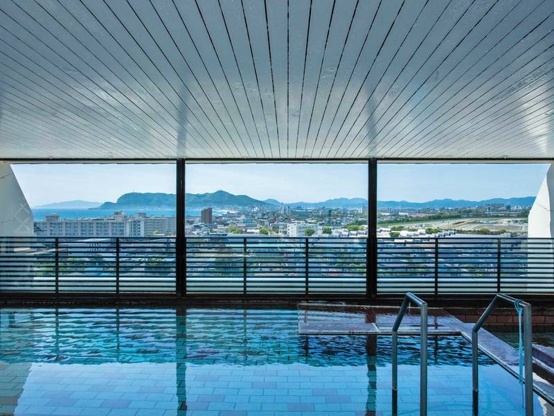 【大浴場】ガラス越しに函館の景色を愉しむ
