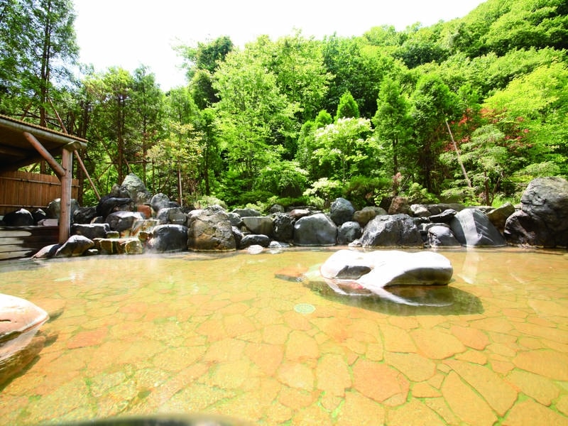 【地下２階露天風呂】酸性鉄泉。開放感溢れる空間で湯浴みを堪能！