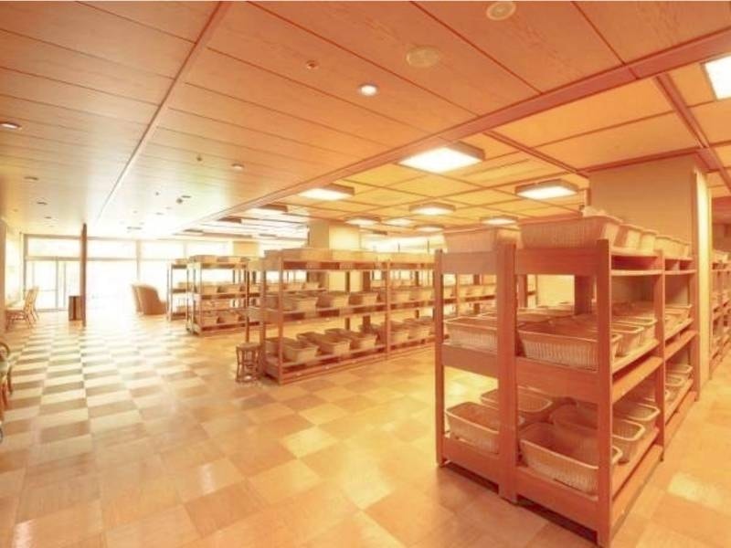 【地下２階大浴場】広々とした脱衣所