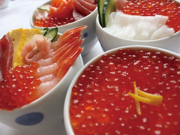 【夕食バイキング/例】お好きな具材を乗せていただく海鮮丼！