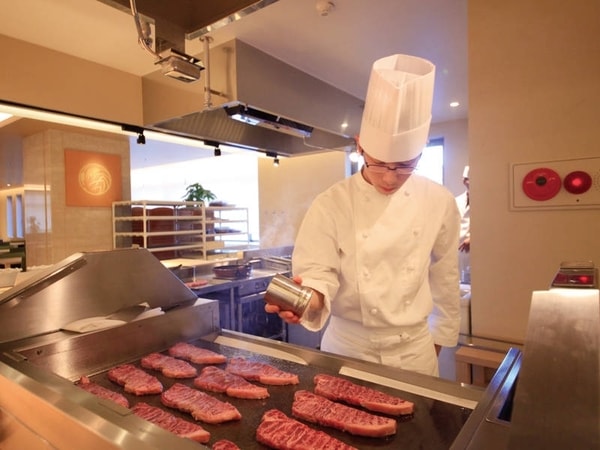 【夕食バイキング/例】こだわりの実演コーナーも人気