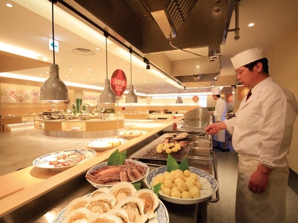 【夕食バイキング/例】実演グリルでアツアツのお料理を