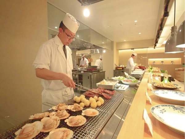 【夕食バイキング/例】グリーンテラス/ビュッフェ/目の前で焼き上げる海鮮メニュー