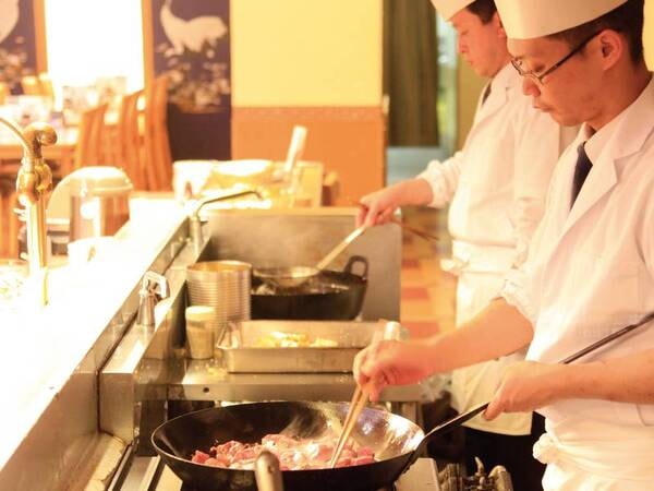 【和洋中・約40種バイキング例】和洋の数々をバイキングでご用意。調理人が腕をふるうオープンキッチンでは調理し出来立てのお料理をご提供致します