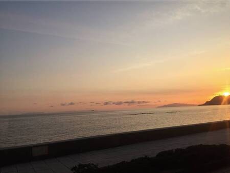 【海側眺望】本館和室10畳/例・海が目の前の好立地ならではの景色