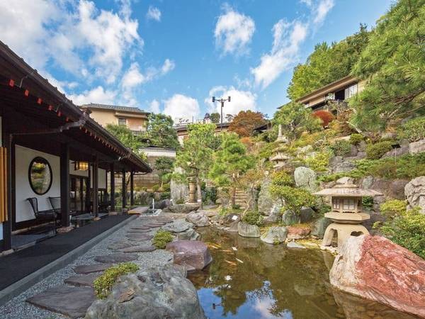 【日本庭園】四季の移ろいを感じる約2,000坪の庭園。足湯や飲泉蛇口も併設