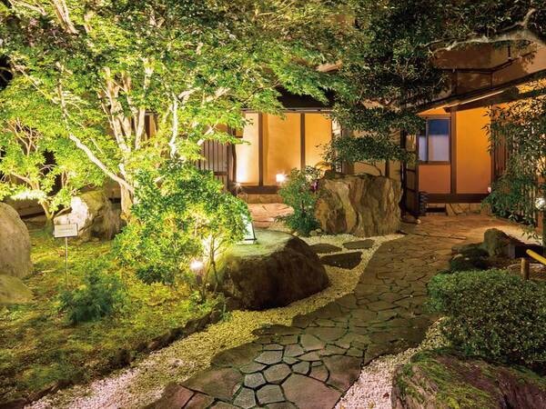 【日本庭園/夜】ライトアップされ幻想的な庭園に