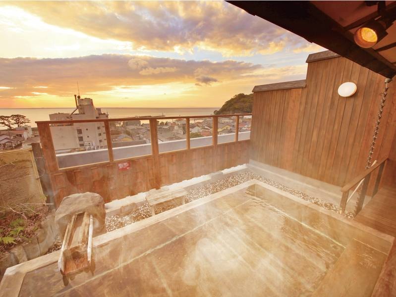【有料貸切露天風呂】最上階から駿河湾を一望できる貸切露天風呂(1回45分3,500円(税込)※フロントにてお申込み）