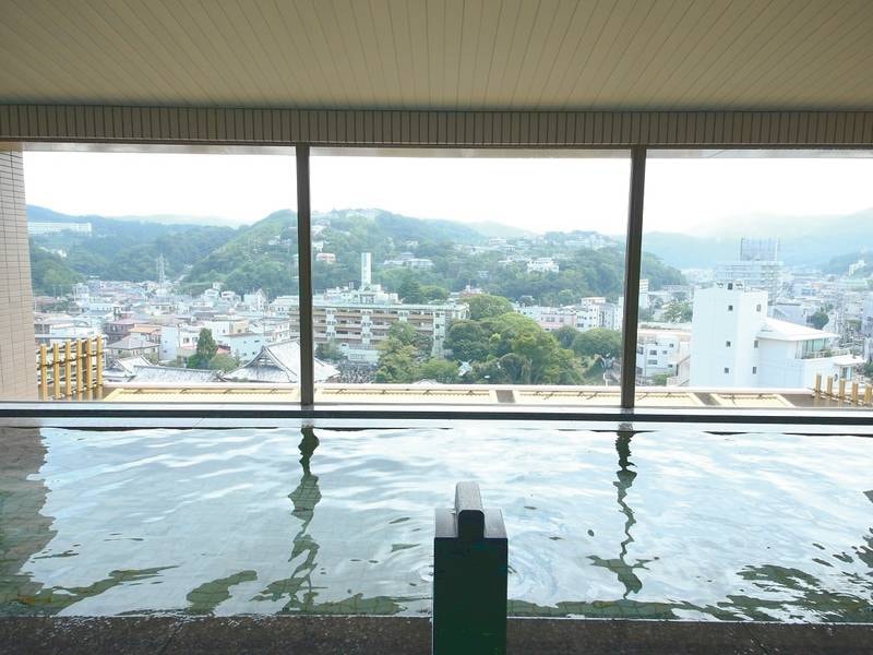 【山側・内湯】大きな窓で開放感たっぷり