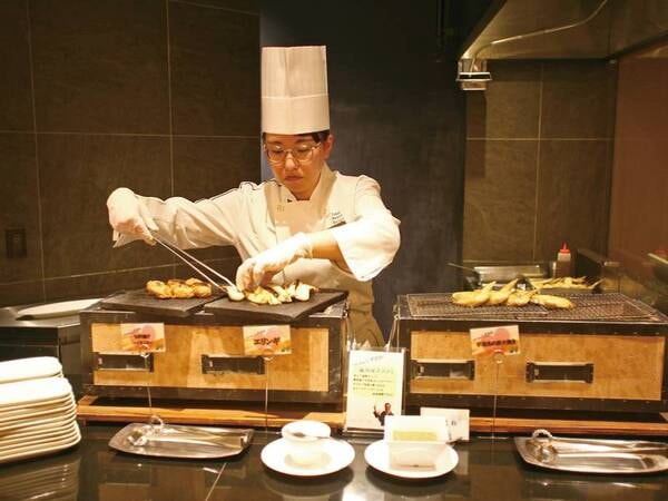 【夕食ブッフェ/イメージ】炭火焼きのライブキッチンにて出来立てをご提供